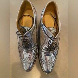 Angela Scott : Silver Pumps